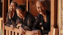 Pasangan Ideal Versi Simbah: Gak Usah Ganteng, Sing Penting Nurut