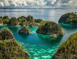 Permata Khatulistiwa: Menguak Pesona Objek Wisata Paling Ikonik di Indonesia 9 Permata Khatulistiwa: Menguak Pesona Objek Wisata Paling Ikonik di Indonesia