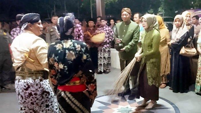 Penangkapan Bupati Tulungagung dalam Operasi Tangkap Tangan KPK 1 Bupati Tulungagung Gatut Sunu Wibowo bersama istri bersiap reresik