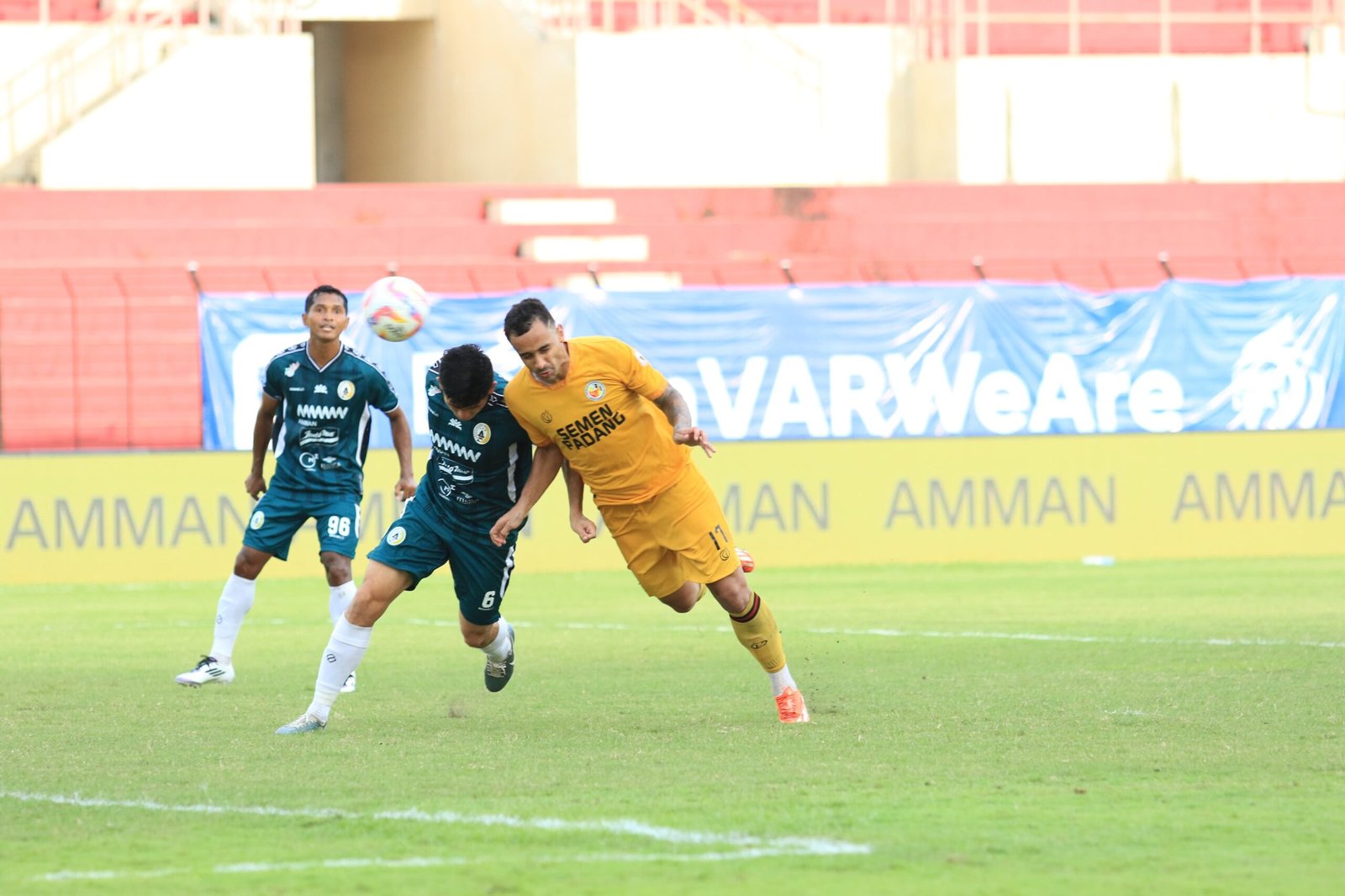 Persib Bandung Dominasi Laga Kontra Semen Padang di Stadion Haji Agus Salim Persib Bandung Dominasi Laga Kontra Semen Padang di Stadion Haji Agus Salim