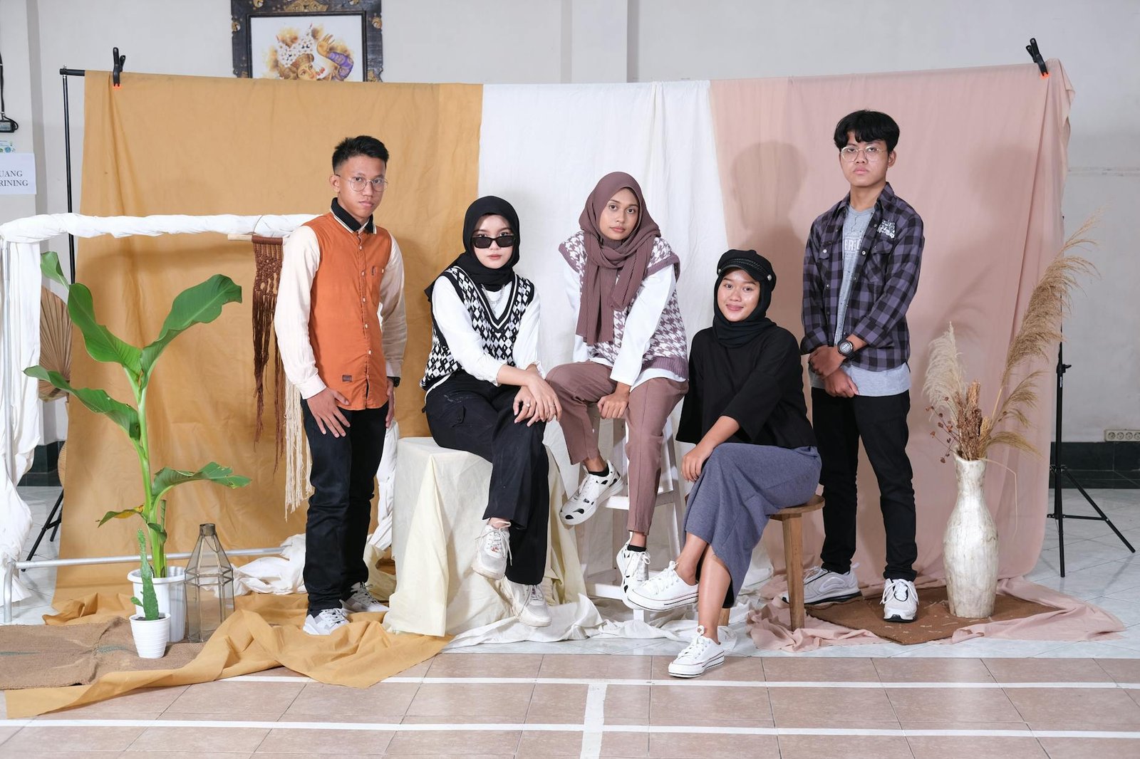 Gambar menampilkan headline berita terbaru dengan latar belakang kota modern dan ikon media digital.