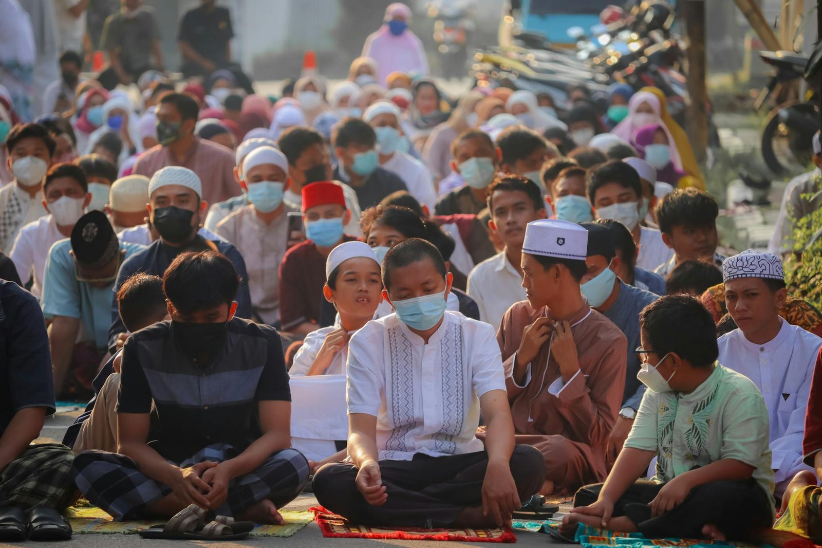 Gambar menampilkan headline terbaru berita hari ini di Indonesia dengan topik politik, ekonomi, dan hiburan