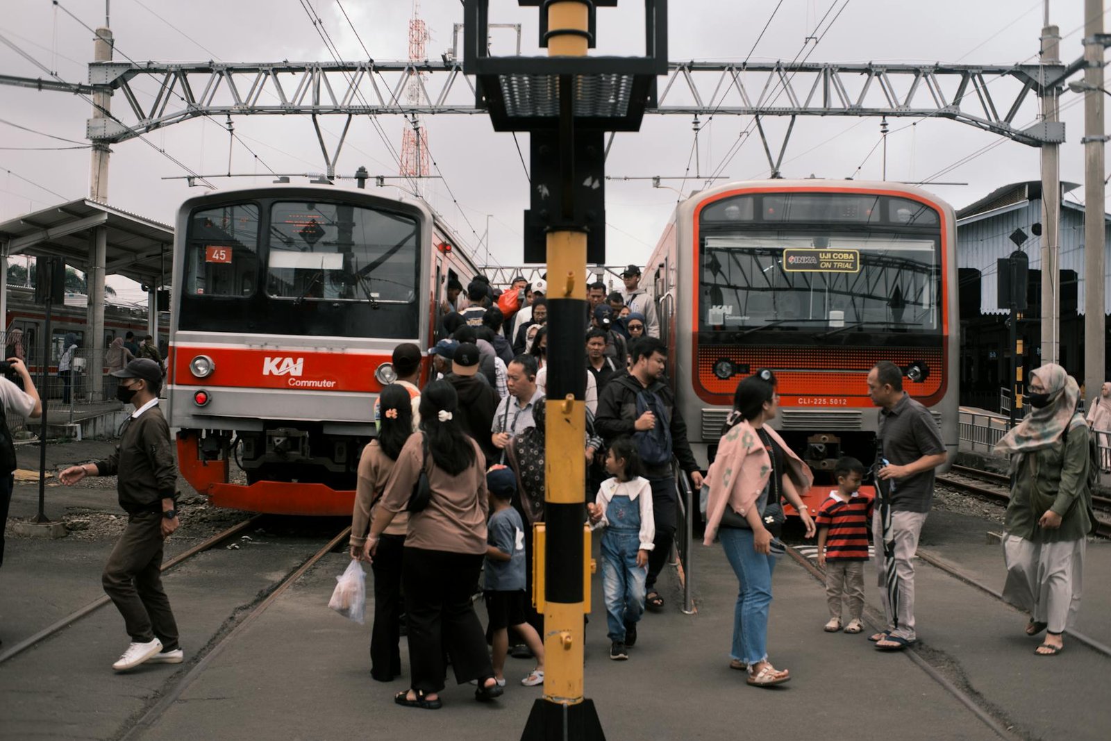 Gambar headline berita hari ini di Indonesia dengan latar kota Jakarta