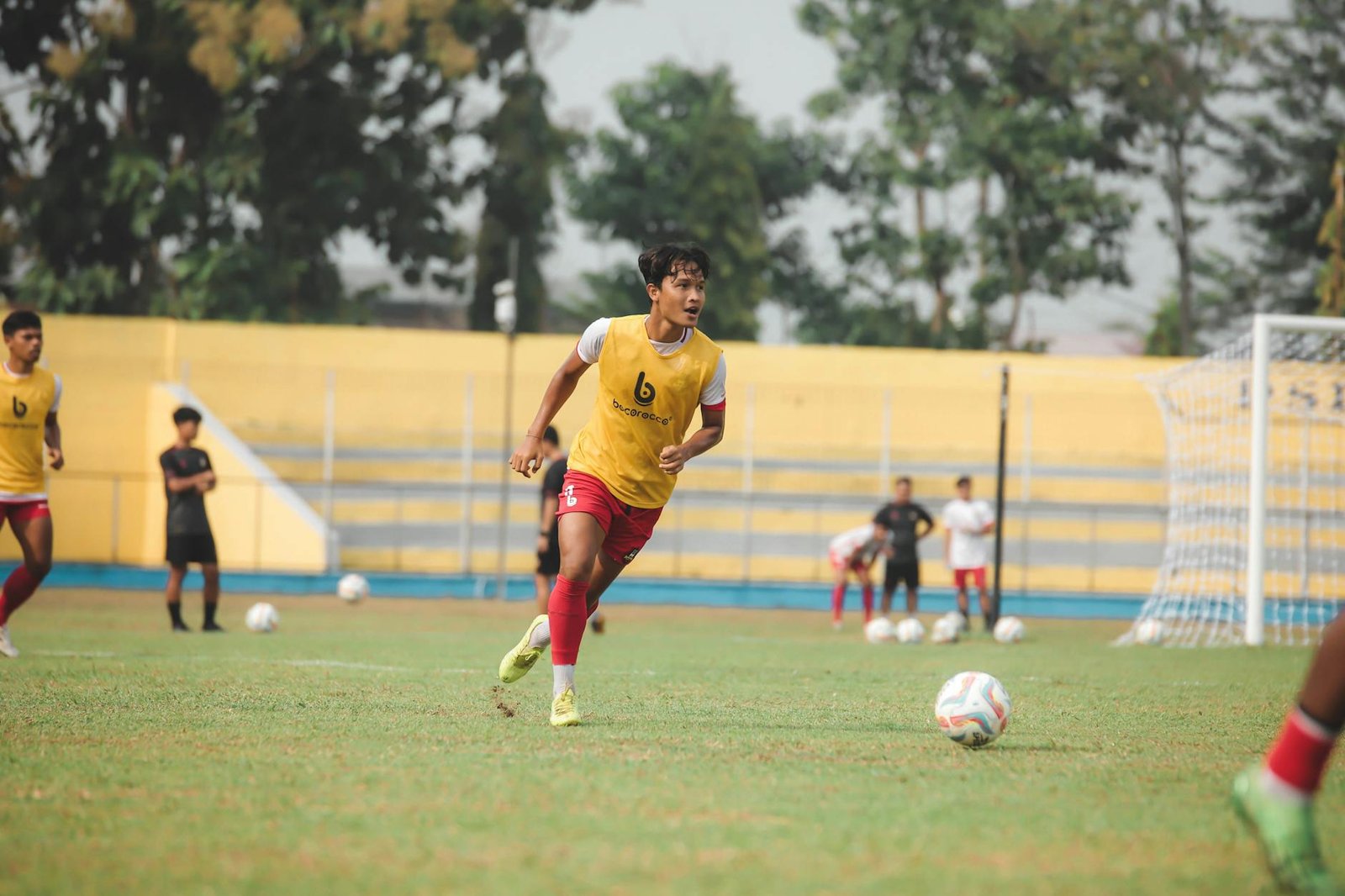 Foto pemain sepak bola sedang merayakan gol dalam pertandingan terbaru, update berita bola terkini