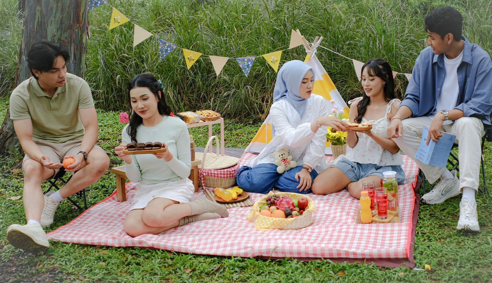 Ilustrasi orang beraktivitas sehat, tanda kebugaran dan vitalitas tubuh.